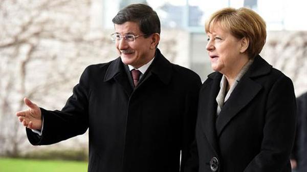 Davutoğlu ile Merkel telefonda görüştü