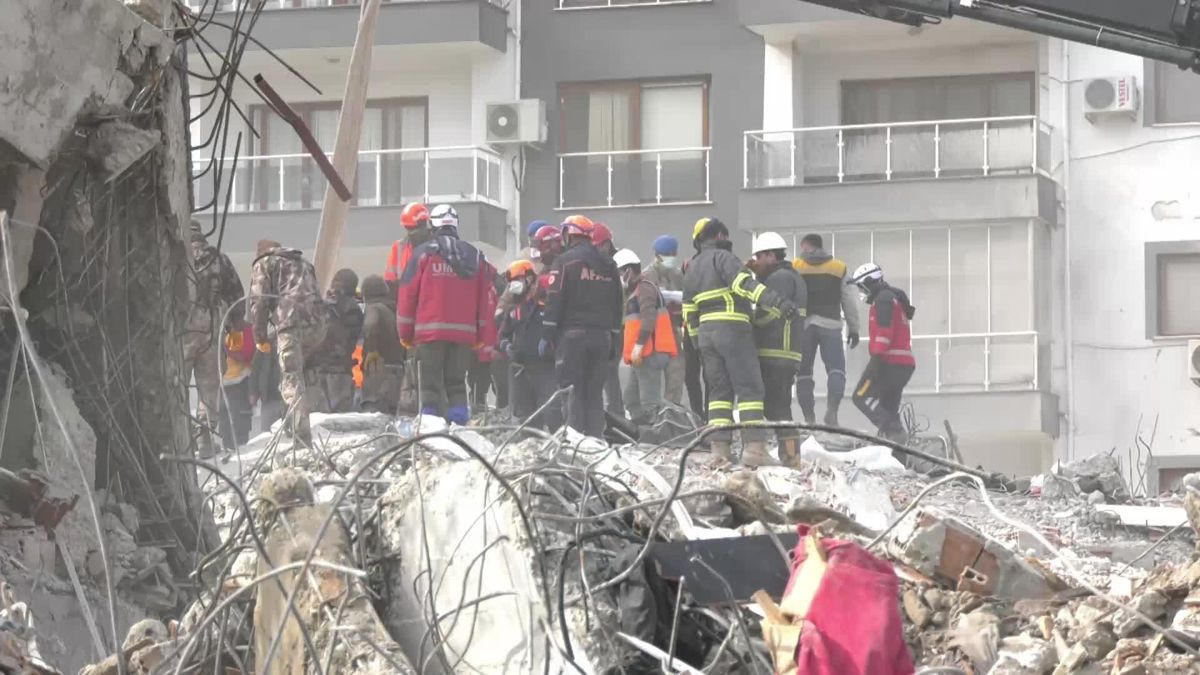 Depremin Beşinci Gününde Osmaniye'de Yurttaşlar Enkaz Çalışmalarının Başında Yakınlarını Bekliyor: 