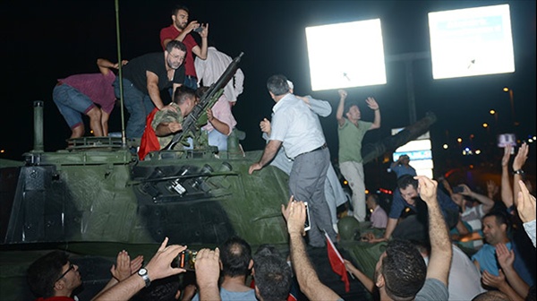 Havalimanındaki askerleri halk ve polisler etkisiz hale getirdi