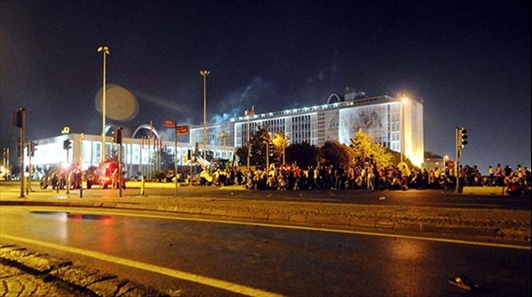 İBB binası önünde asker ve polis çatıştı