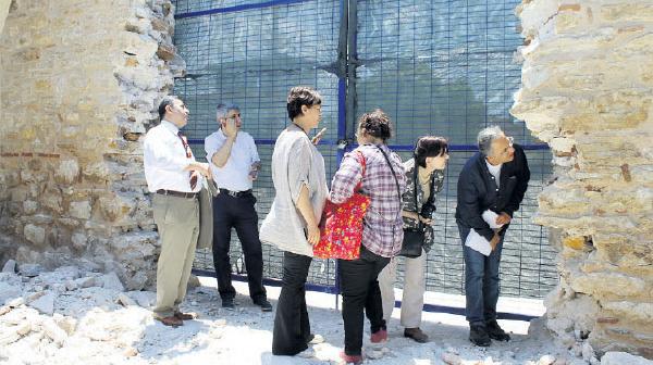 Tarihi külliye duvarını yıkanlara soruşturma