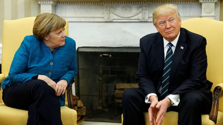 Trump-Merkel görüşmesinde tokalaşma krizi